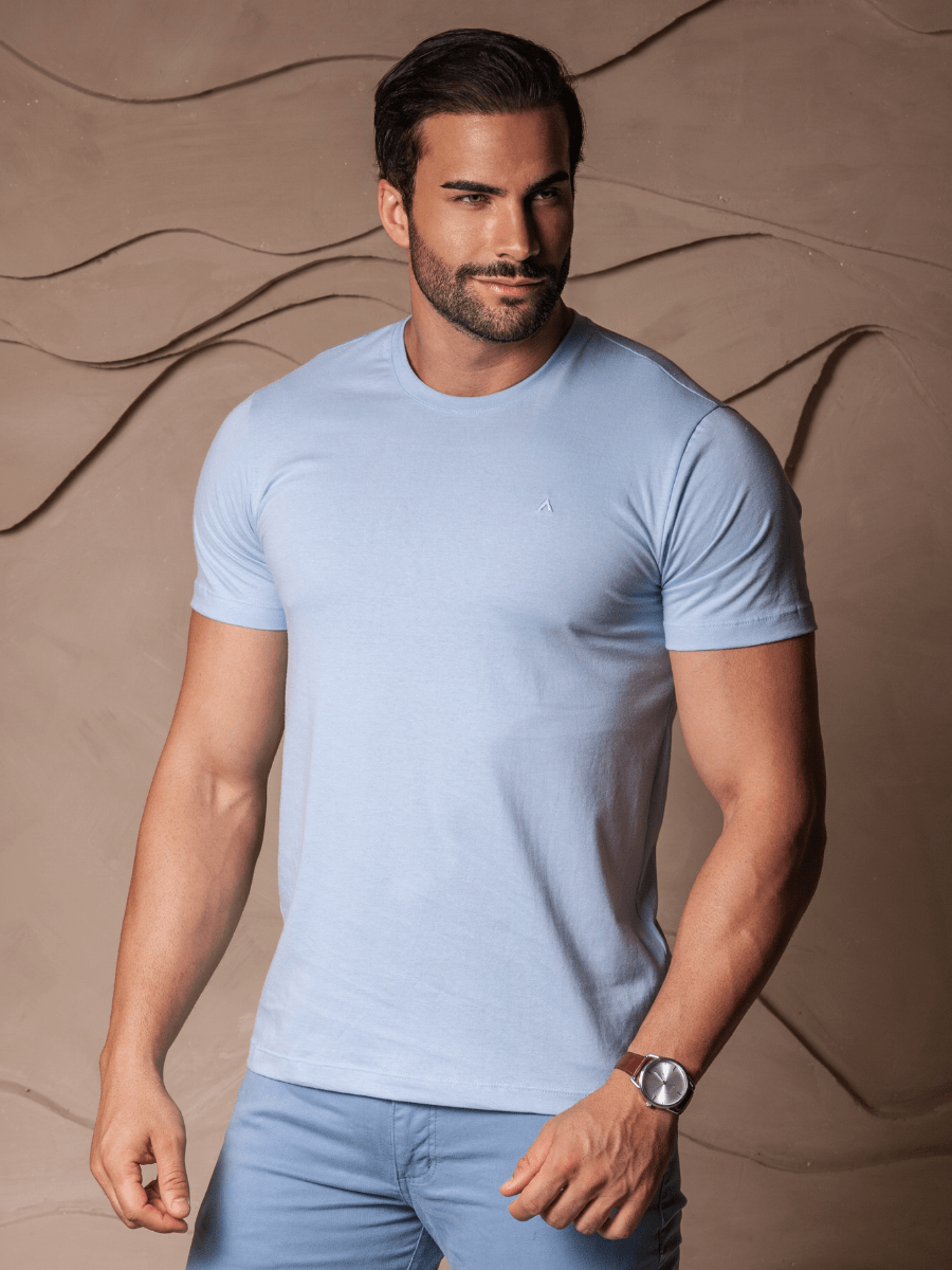 CAMISETA BÁSICA AZUL BEBÊ BORDADA MASCULINA