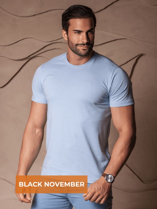 CAMISETA BÁSICA AZUL BEBÊ BORDADA MASCULINA