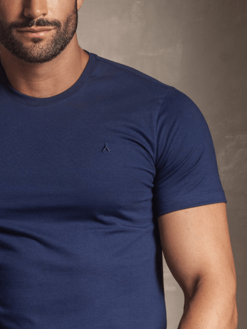 CAMISETA BÁSICA AZUL MARINHO BORDADA MASCULINA