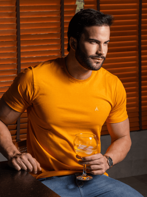 CAMISETA BÁSICA MOSTARDA MASCULINO - COLEÇÃO UNICOLORS