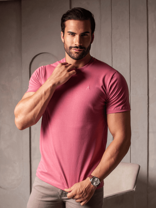 CAMISETA BÁSICA ROSA SECO BORDADA MASCULINA