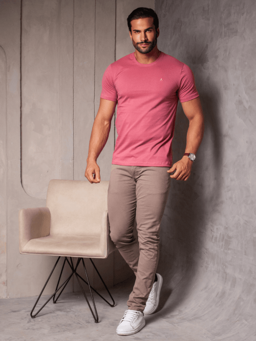 CAMISETA BÁSICA ROSA SECO BORDADA MASCULINA