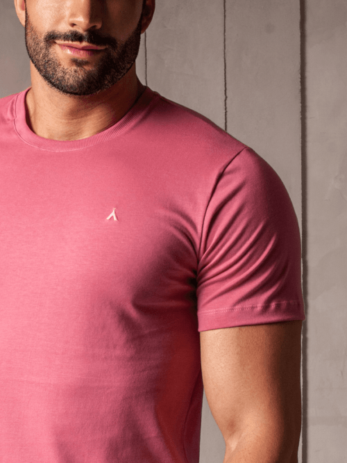 CAMISETA BÁSICA ROSA SECO BORDADA MASCULINA